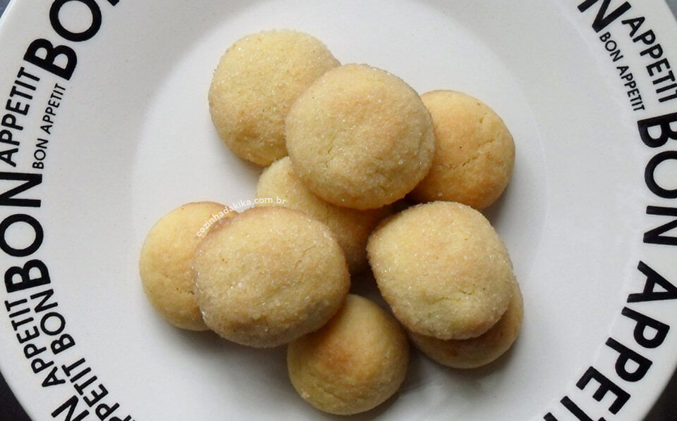 Biscoitos açucaradps dentro de um prato branco