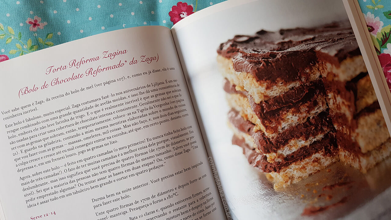 Livro Salva Pelos Bolos aberto na página de uma receita de torta de chocolate
