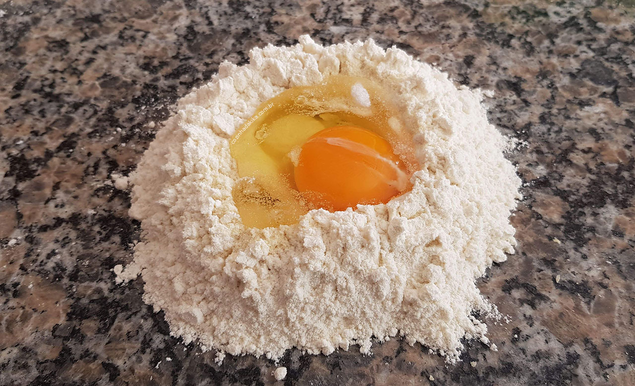 Um montiho de farinha com um ovo no meio