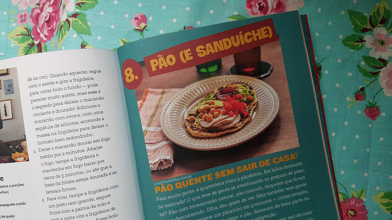 Livro Rita Help! da Rita Lobo aberto na primeira página do capítulo 8, sobre pão e sanduíche